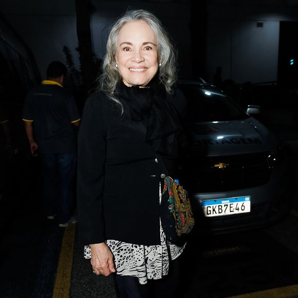 A atriz Regina Duarte optou por uma bota marrom, calça e uma blusa com estampa de animal print, tudo isso por cima de um casaco preto