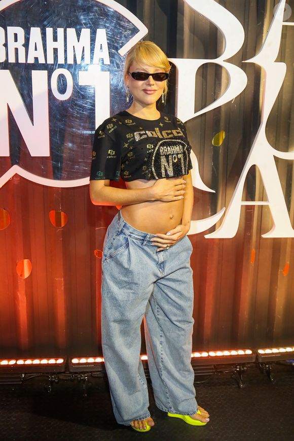 Grávida, Malu Borges preferiu não ousar e usou apenas um jeans com abadá, deixando a barriga de fora