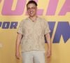 O ator Rodrigo Fagundes, para o lançamento de 'Volta por Cima', usou camisa e calça no estilo mais básico, e ao mesmo tempo, elegante e despojado.