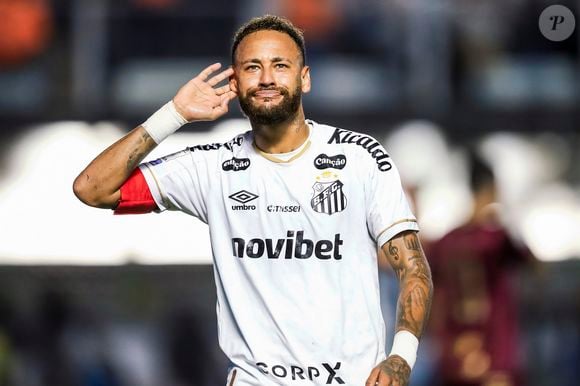 No vestiário, após ser chamado de "vagabundo" pelo presidente do Remo, Neymar não conteve os ânimos