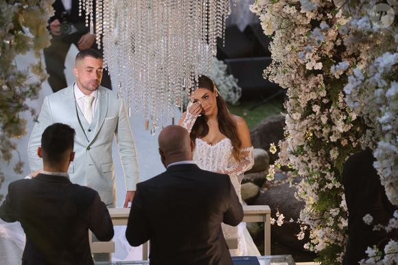 Lexa e Ricardo Vianna se emocionam ao soltar balões em homenagem à filha Sofia durante o casamento no Rio