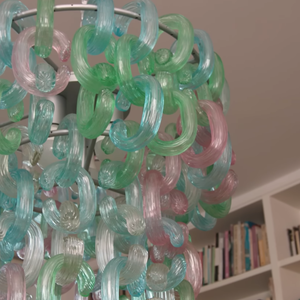 Acima da mesa de jantar, Letícia Colin mantém um lustre adquirido em uma loja de antiguidades que pode ser personalizado