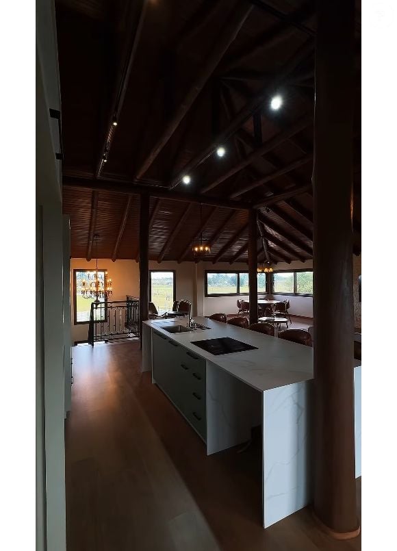 Rancho de Cesar Rincon: foto mostra detalhe da cozinha e sala integradas