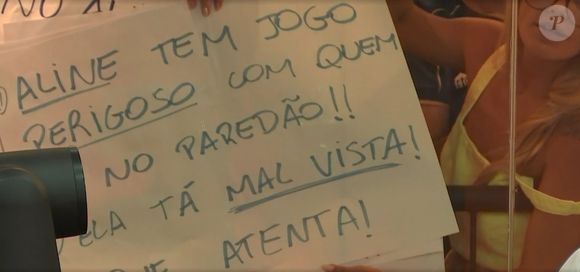 A bailarina leu um cartaz que afirmava que Aline está jogando perigosamente ao se aproximar de participantes no Paredão.