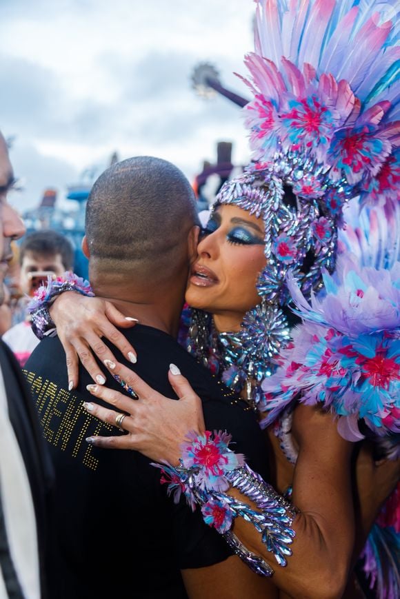 Sabrina Sato perde Desfile das Campeãs 2026 em São Paulo após maratona entre Rio e SP. A apresentadora chorou ao chegar ao Anhembi