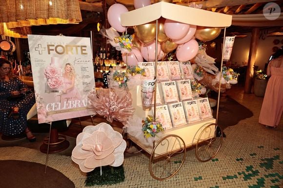 A cenografia do aniversário de Karina Bacchi reuniu flores gigantes, balões decorativos e referências à comemoração dos 50 anos