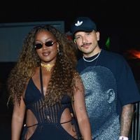 Iza posa coladinha a Yuri Lima em festival de música e exibe corpo cheio de curvas em vestido ousado com recortes. Fotos!