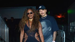 Iza posa coladinha a Yuri Lima em festival de música e exibe corpo cheio de curvas em vestido ousado com recortes. Fotos!