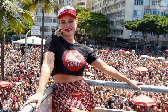 Paolla Oliveira faz seu último desfile como Rainha de Bateria da Grande Rio nesta terça-feira (04).
