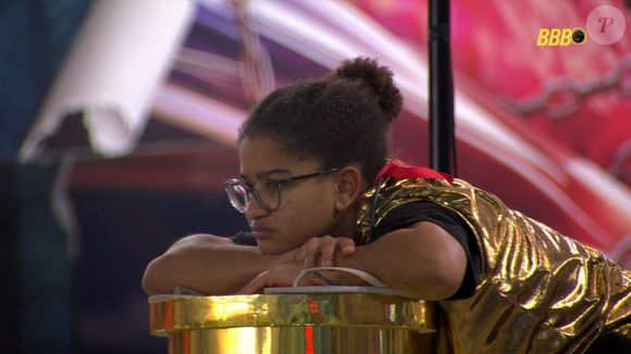 Milena causa polêmica no BBB 26 ao preparar suco 'batizado' com restos de alimentos e leva bronca da produção