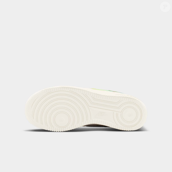 O novo Nike Air Force 1 une materiais resistentes, design clássico e uma proposta divertida inspirada em sobremesas. O modelo está disponível por R$ 712,49 no Pix ou R$ 749,99 no site oficial da marca