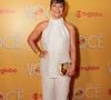 Regiane Alves usou um conjunto off-white em tecido plissado com textura, composto por top de frente única e gola alta combinado a uma calça pantalocha fluida na festa de 'Por Você'