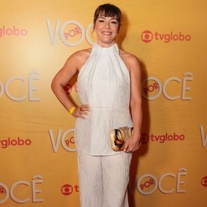 Regiane Alves usou um conjunto off-white em tecido plissado com textura, composto por top de frente única e gola alta combinado a uma calça pantalocha fluida na festa de 'Por Você'