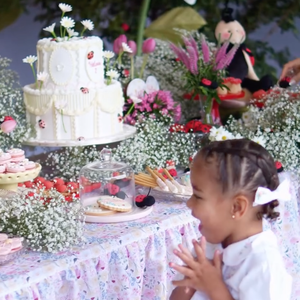 Além dos bolos, Neymar e Bruna Biancardi também serviram docinhos chiques, incluindo flores comestíveis, esferas de chocolate e até pão de mel