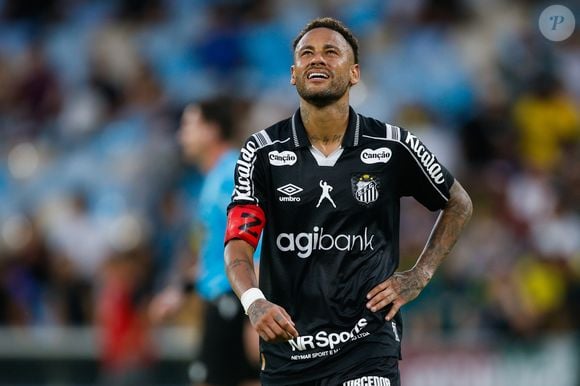 Segundo o site Lance!, Neymar pretende ter mais liberdade quando encerrar a carreira profissional, enquanto seu contrato com o Santos tem validade até dezembro de 2026. A continuidade no clube em 2027 ainda não está definida, e o jogador já revelou que deseja aproveitar o tempo livre quando deixar o futebol