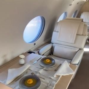 Com design discreto por fora, o jatinho de Kim Kardashian esconde um interior altamente luxuoso