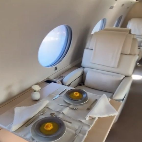 Com design discreto por fora, o jatinho de Kim Kardashian esconde um interior altamente luxuoso