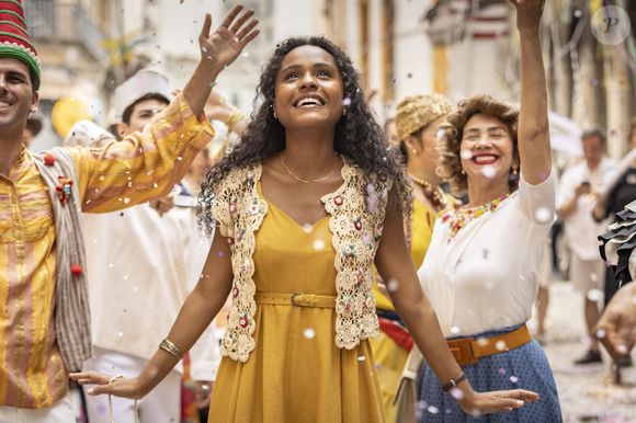 Novela 'Garota do Momento': Beatriz roubou a cena com vestido amarelo combinado ao bolerinho estampado. Neste look, a saia era rodada, e tinha um cinto marcando a cintura.