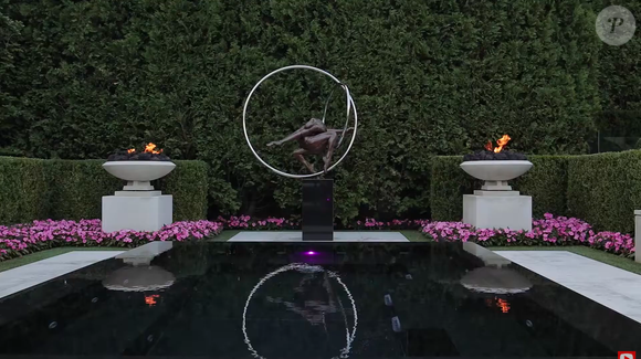 Drake conta com diversas acomodações de luxo, incluindo uma piscina externa gigantesca