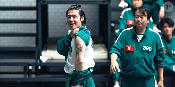 Dae-ho se apresenta como um membro da Marinha e fuzileiro naval, mas o que faz no último episódio indica o contrário