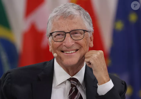 A frase de Bill Gates pode ser entendida como: fatores como a vontade de correr risco e estar sempre aberto às mudanças são fatores importantes na vida profissional quanto às boas notas