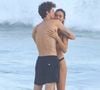 Shawn Mendes aparece com bermuda preta e estilo despojado durante dia de praia