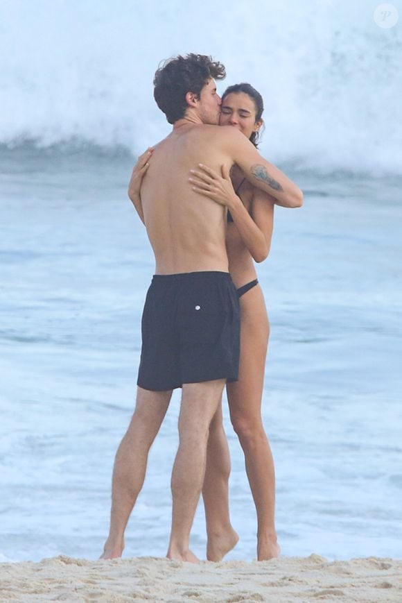 Shawn Mendes aparece com bermuda preta e estilo despojado durante dia de praia