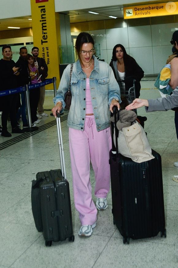 Aerolook de Alessandra Ambrosio: uma jaqueta jeans oversized em lavagem clara, usada aberta, acrescentou aquele ar despojado