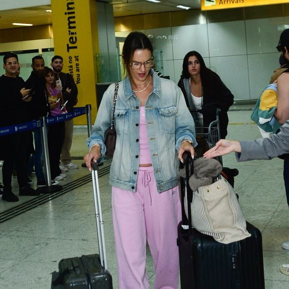 Aerolook de Alessandra Ambrosio: uma jaqueta jeans oversized em lavagem clara, usada aberta, acrescentou aquele ar despojado