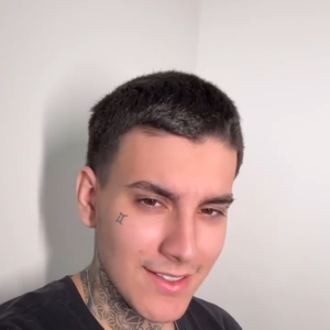 Quando a gente trabalha com o corpo, cada detalhe importa. A harmonização íntima é um passo pra me sentir ainda mais seguro e entregue no momento do sexo. E quando a autoestima tá em dia, o prazer vem junto, pra mim e pra quem tá comigo.”