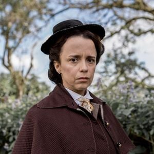Severa (Dani Barros) é a dura emprega de Vitória (Irene Ravache), na primeira fase da novela 'Além do Tempo'