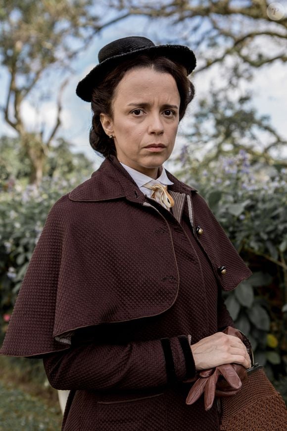 Severa (Dani Barros) é a dura emprega de Vitória (Irene Ravache), na primeira fase da novela 'Além do Tempo'