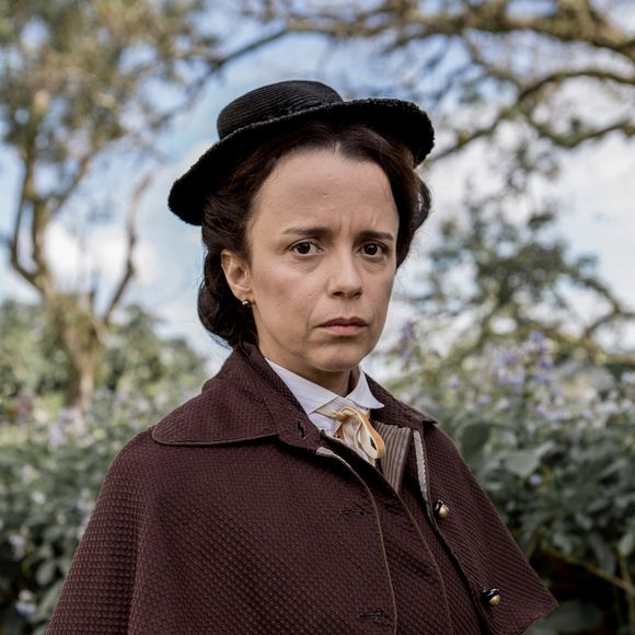 Severa (Dani Barros) é a dura emprega de Vitória (Irene Ravache), na primeira fase da novela 'Além do Tempo'