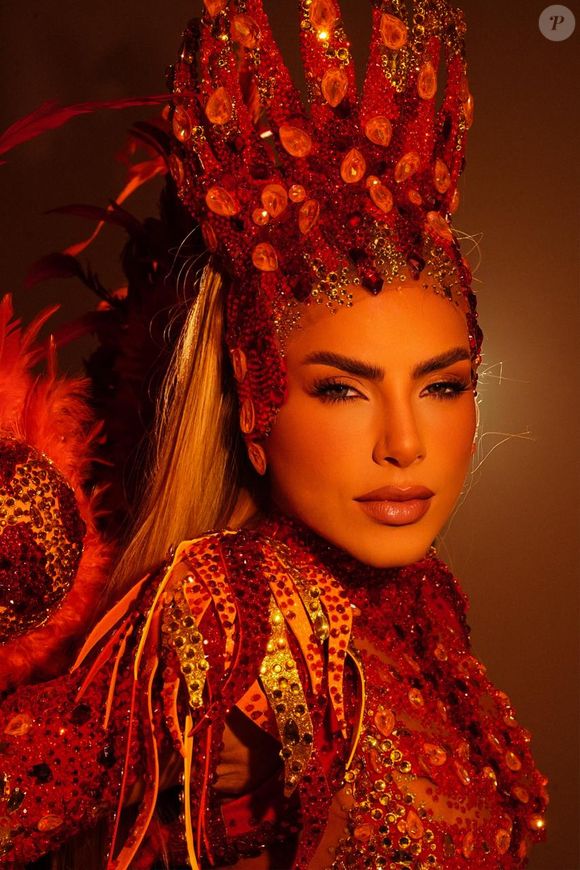 "A fantasia não é confortável, mas nunca usei que oferecesse conforto. As costas sempre ficam doendo por causa do costeiro, os pés machucados, mas vale tudo para estar nesse espetáculo e nessa escola maravilhosa, que este ano será campeã", comentou.