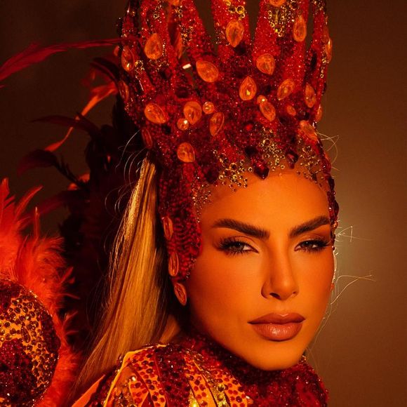 "A fantasia não é confortável, mas nunca usei que oferecesse conforto. As costas sempre ficam doendo por causa do costeiro, os pés machucados, mas vale tudo para estar nesse espetáculo e nessa escola maravilhosa, que este ano será campeã", comentou.