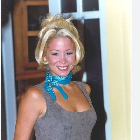 Bem mais loira que o habitual, Danielle Winits estreou um novo visual para 'Corpo Dourado', de 1998