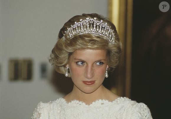 A sapatilha usada por Princesa Diana em um registro de 1981 ajuda a explicar por que o calçado combina tanto com a estética clássica associada à princesa. Décadas depois, as sapatilhas femininas aparecem novamente em diferentes formatos e acabamentos na moda de 2026