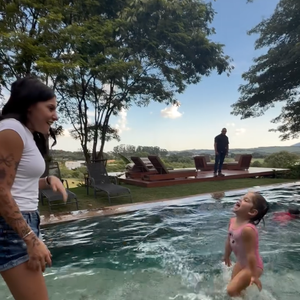 Super divertida, Ana Castela caiu na farra com as crianças e curtiu uma tarde de calor na piscina com as crianças