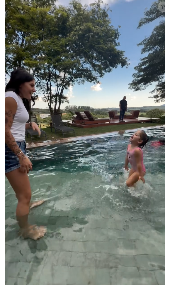 Super divertida, Ana Castela caiu na farra com as crianças e curtiu uma tarde de calor na piscina com as crianças