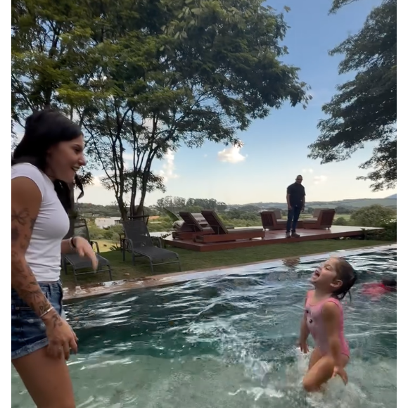 Super divertida, Ana Castela caiu na farra com as crianças e curtiu uma tarde de calor na piscina com as crianças