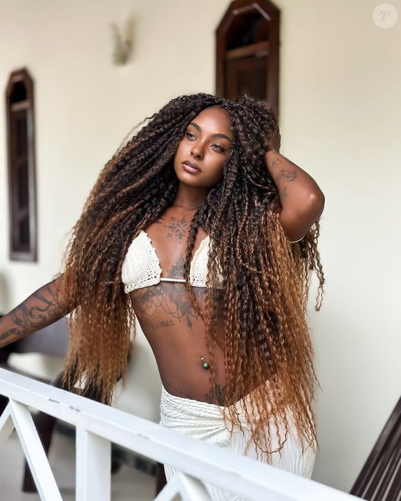 Com mais de 46 mil seguidores no Instagram, Crys Souza faz sucesso com beleza e corpo definido