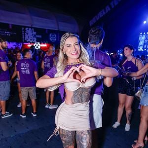 Na madrugada desta segunda-feira (03), Andressa Urach marcou presença no Camarote Salvador e atraiu todos os olhares ao chegar pelo evento.