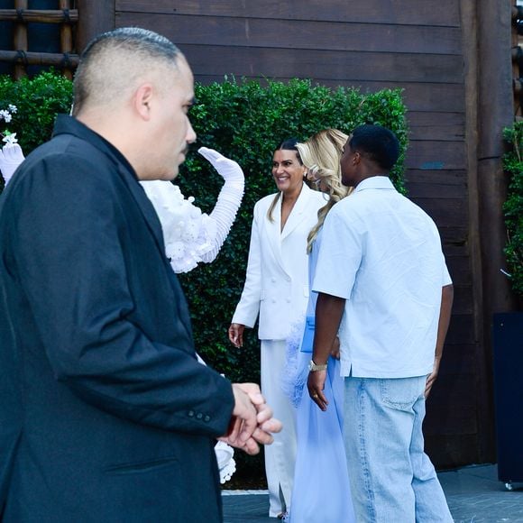 Endrick e Gabriely Miranda surgem sorridentes em chá de bebê luxuoso em São Paulo; veja os looks escolhidos pelos futuros papais para celebrar a chegada de Kendrick