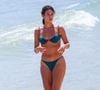Ex-BBB Allane curte praia com biquíni cor azul petróleo