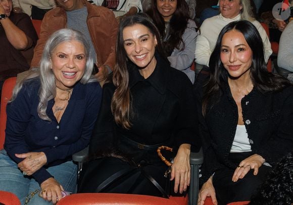 Prestigiada por amigas e colegas do meio artístico, Taís Araújo recebeu o carinho de Sabrina Sato, Mônica Martelli e Astrid Fontenelle durante a estreia de 'Mudando de Pele', que já chegou aos palcos paulistanos com ingressos esgotados