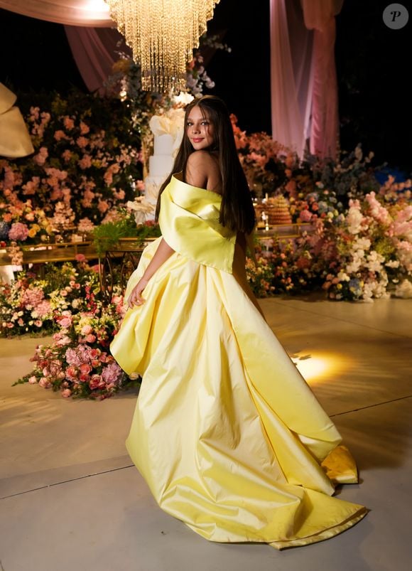 O primeiro look de Maria Sophia chamou atenção pelo decote estruturado, cauda volumosa e proposta fashionista em meio à festa milionária no interior de São Paulo