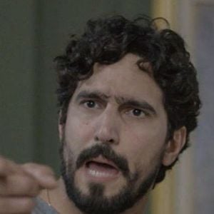 Heitor (Renato Góes) deve disputar ao amor de Adriana (Letícia Colin) com Pedro (Chay Suede)