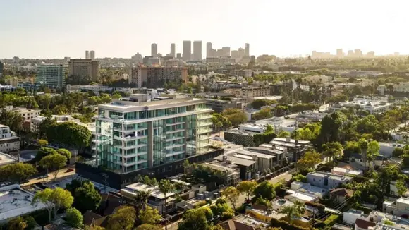 Adquirida em 2024 por cerca de US$ 8,5 milhões, a propriedade está localizada em uma área exclusiva da cidade. Em meio ao luxo e glamour de West Hollywood, a 8899 Beverly se destaca como um dos complexos residenciais mais glamorosos da região.