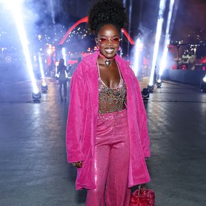 Clara Moneke roubou a cena com um pink vibrante