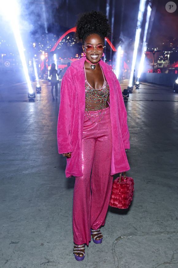 Clara Moneke roubou a cena com um pink vibrante